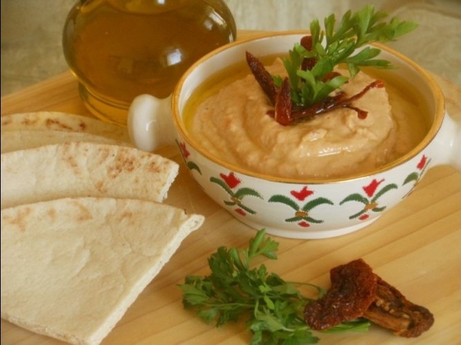 hummus-with-sun-dried-tomatoes