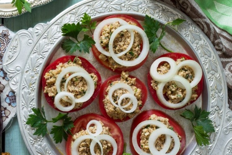 tomato-slices-with-cottage-cheese